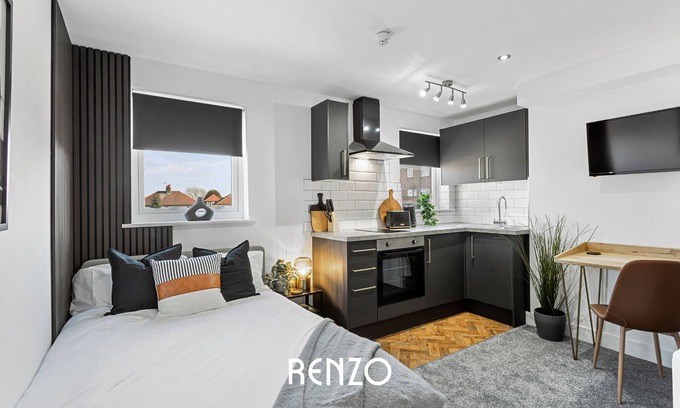 Alvaston Apartment | Modern 1-bed Apartment in Derby by Renzo, Cooking Facilities, En-Suite!