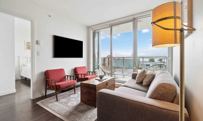 Downtown Eastside Apartment | Modern 1-Bed Condo | Mountain Views | 10 mins > DT