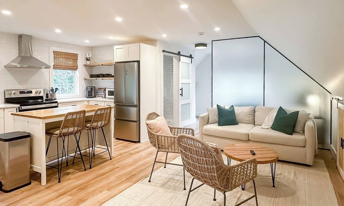 Katama Apartment | Modern 1-bedroom apartment in private Edgartown neighborhood w/tennis court