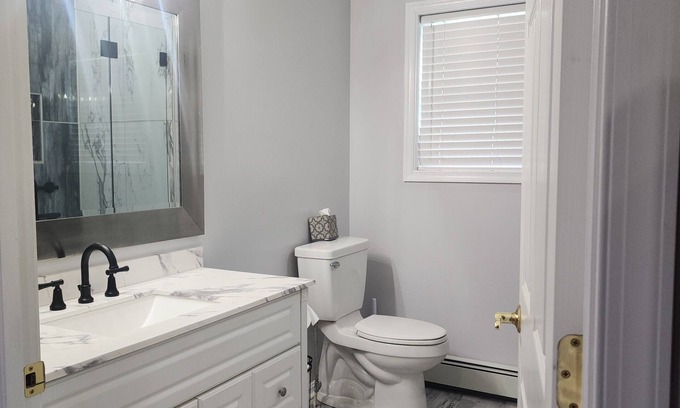 Porters Sideling Apartment | Modern 1 Bedroom Apartment with backyard and deck access.