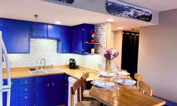 Snowshoe Condo | Modern 1 Bedroom at Silver Creek - Arcade Games, Fitness Center w/Pool and Spa