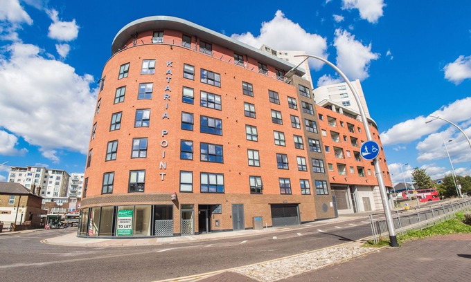 Clementswood Apartment | Modern 1-Bedroom in Ilford Tower Apartments