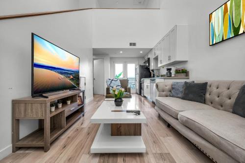 Wilshire Apartment | Modern 1-Bedroom Loft in Hollywood with Parking, WiFi & Hollywood Sign View