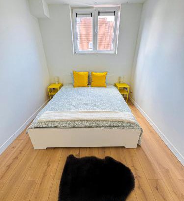 Bloemekenswijk Apartment | Modern 1BR & 1LR Apartment, 10 min Walk to City Center