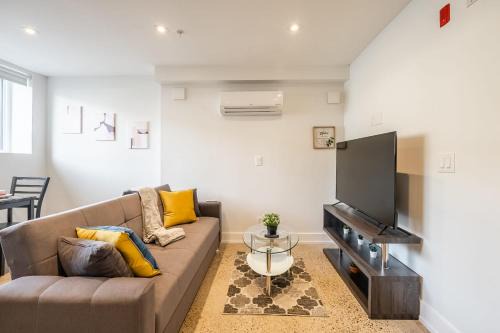 High Park-Swansea Hotel | Modern 1BR Apartment - 8min walk to High Park Nearest Intersection Alhambra Ave