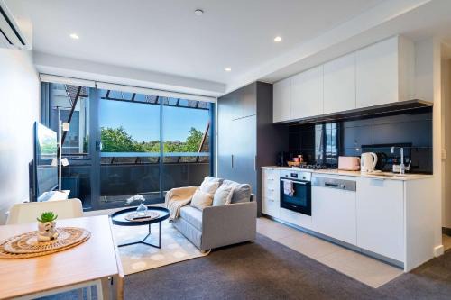 Hawthorn Apartment | Modern 1BR Apartment with Smart TV and Views