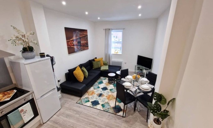 Watford Apartment | Modern 1BR Flat in Central Watford | Walk to Junction, Shops & Dining