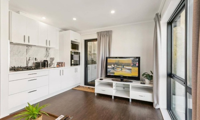 Upper Hutt Apartment | Modern 1BR Flat, Private Entry, Full Kitchen-30 minutes' drive to Wellington CBD