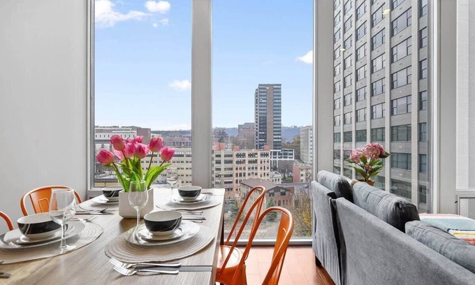 Downtown Pittsburgh House | Modern 1BR | FREE Parking | Gym | Skyline Views