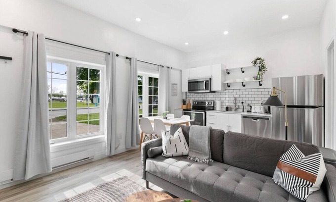 LaSalle House | Modern 1BR Guesthouse | Near Marina & Golf