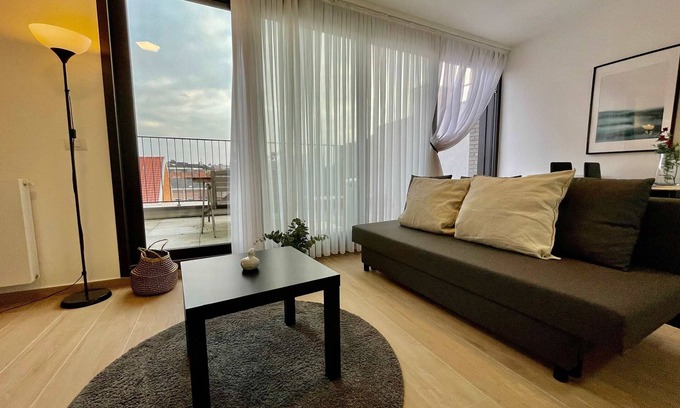 Klein-Antwerpen Apartment | Modern 1BR Near Diamond District by Oneluxstay