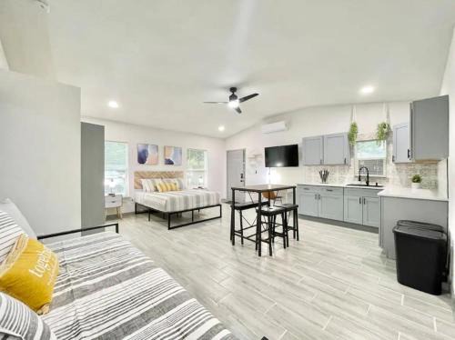 Dover Shores West House | Modern 1br Orlando Stay Wi-fi, Laundry Parking