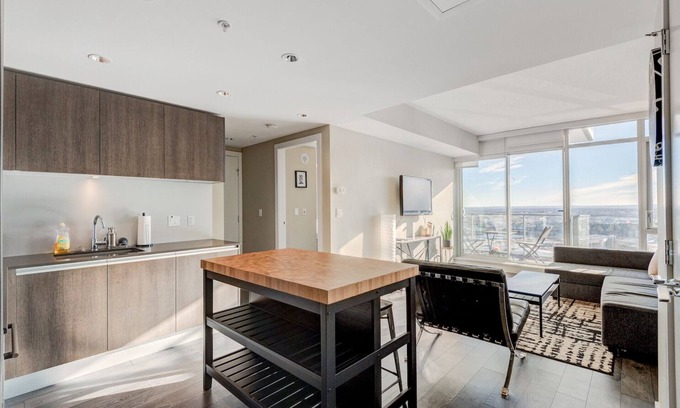 Victoria Park House | Modern 1Br with Mountain views on the 34th floor