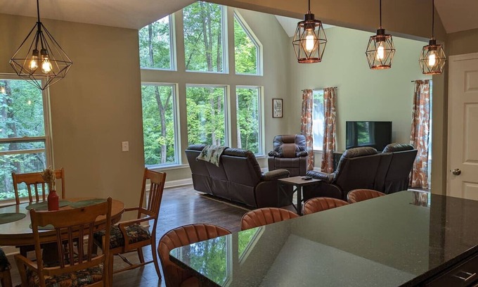 Rockbridge Cabin | Modern 2 BD cabin | hot tub | Games | Central Loc