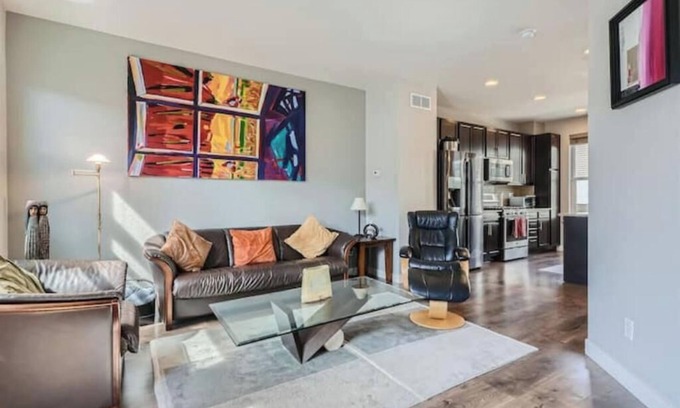 Broomfield House | Modern 2 BDR Townhome in Broomfield