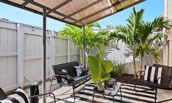 Lauderdale Lakes Condo | Modern 2-Bed | 1.5-Bath | Private Backyard | Parking | Perfect Stylish Getaway for 6 Guests
