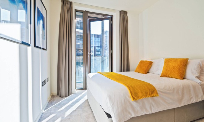 Nine Elms Apartment | Modern 2-Bed 2-Bath Oasis with Balcony in Vibrant Nine Elms.