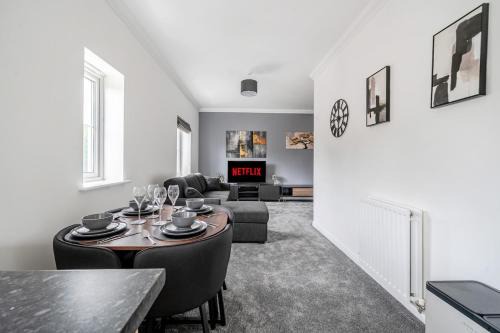 Lychpit Apartment | MODERN 2 BED APARTMENT LOCATED CHINEHAM BUSINESS PARK with FREE PARKING, WIFI, NETFLIX BY AI ESTATE GROUP