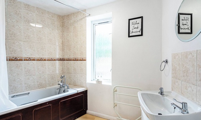 Riverside House | Modern 2 bed apartment near Tower of London