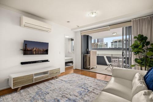 South Brisbane Apartment | Modern 2-Bed Apartment with Gym & Sauna Access