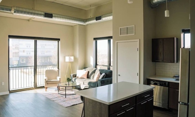 Downtown Des Moines Apartment | Modern 2 Bed Apt Downtown with Gym & Rooftop