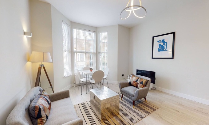 Golborne Apartment | Modern 2 Bed Flat - 4mins to Westbourne Park Tube