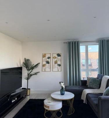 Park Royal Apartment | Modern 2 bed flat in Ealing