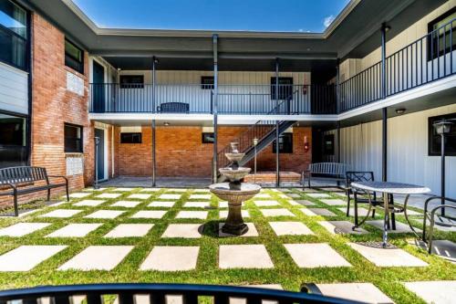 Neartown Apartment | Modern 2 Bed near Rice University