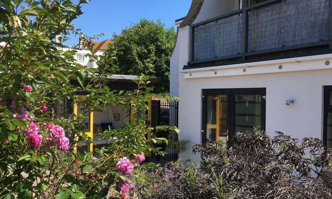 Tankerton House | Modern 2 Bed (sleeps up to 4) house, 50 metres from sea front