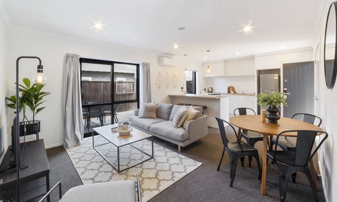 Frankton House | Modern 2-Bed Townhouse Near Hamilton Lake Domain