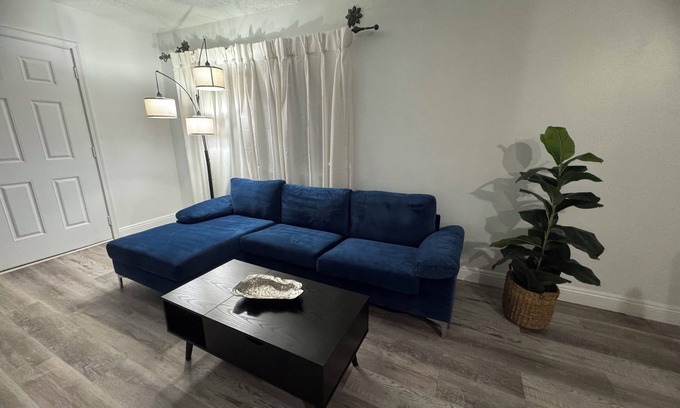 Downtown Las Vegas Apartment | Modern 2-bedroom 3-beds apartment with WiFi, AC in awesome Las Vegas