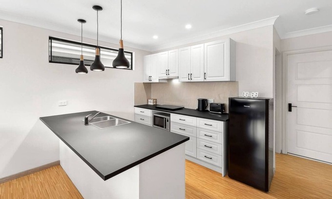 Mooroobool Apartment | Modern 2 Bedroom Apartment for Small Groups Cairns