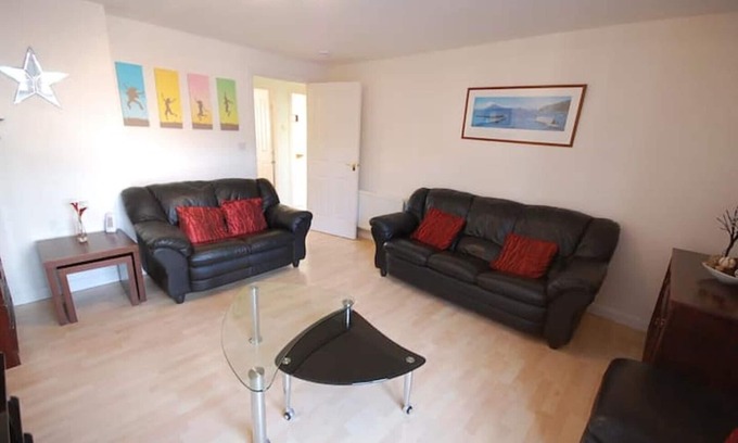 Central Aberdeen Apartment | Modern 2 Bedroom Apartment - Free Secure Parking