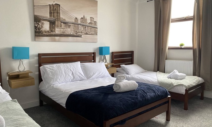 Cwmbrwla Apartment | Modern 2 Bedroom Flat in Robert st, Swansea