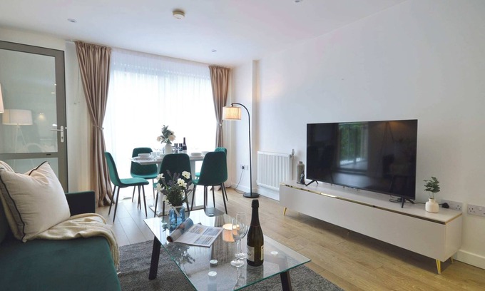 Prince's Apartment | Modern 2 Bedroom Apartment Steps from Vauxhall St