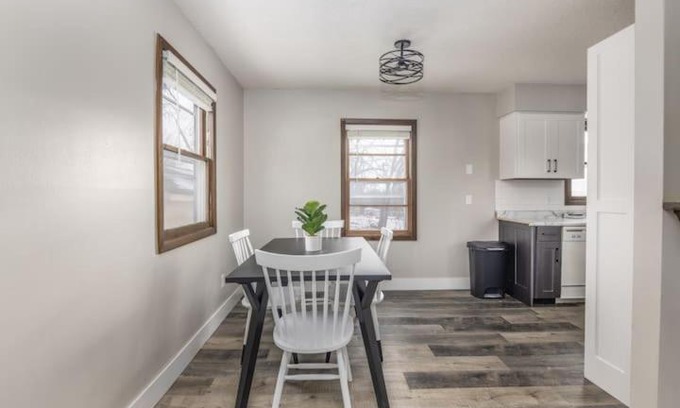 Clive House | Modern 2 Bedroom Townhouse in Quiet Neighborhood