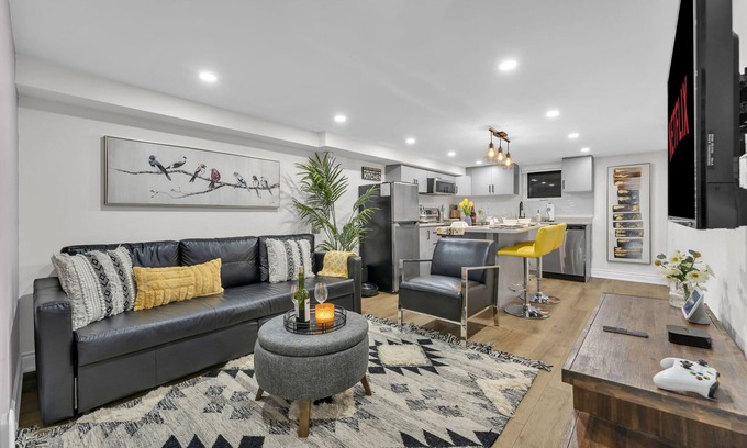 Humber Bay Apartment | Modern 2 BR Full Kitchen Fireplace 15 mins to CNT