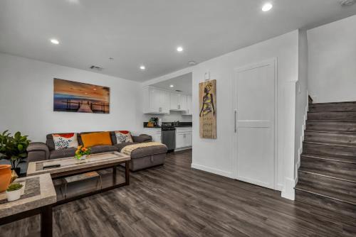 Wilshire Apartment | Modern 2 Levels One-Bedroom Retreat in central Location in Hollywood