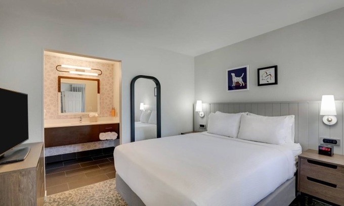 Sunnyvale Resort | Modern 2 Queen Unit with Kitchen, Fitness Center, Near 49ers Museum!