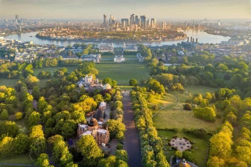 Greenwich West Apartment | Modern 2Bed 2Bath with Balcony next to DLR Station