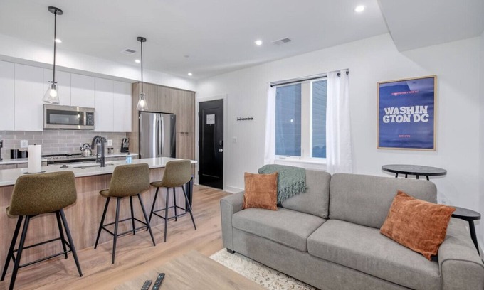 Southeast Hotel | Modern 2BR Capitol Hill Apt - 3 Min Walk to Metro!