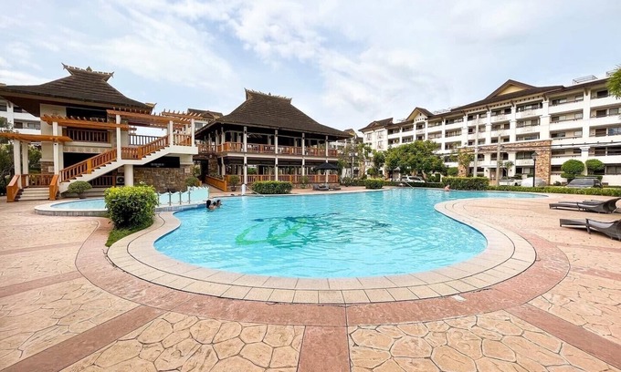 Davao Condo | Modern 2BR Condo Near SM with Free Parking, Pool, WIFI, and Netflix