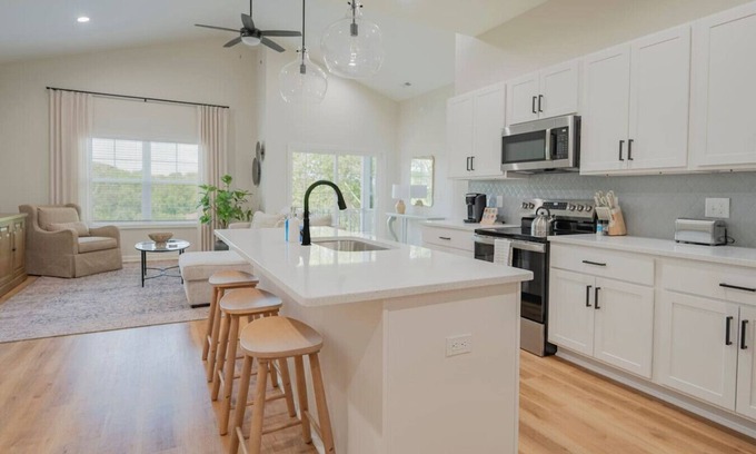 Lynchburg Condo | Modern 2BR Condo | *Near LU* | Wi-Fi & Smart TVs