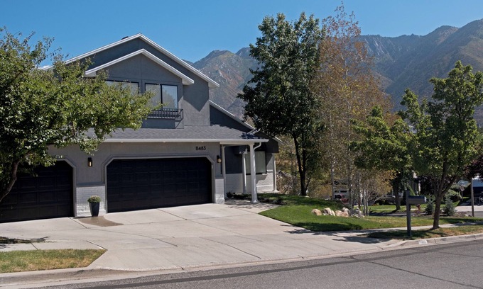 Sandy House | Modern 2BR Escape | Mountain Views & Gully Access