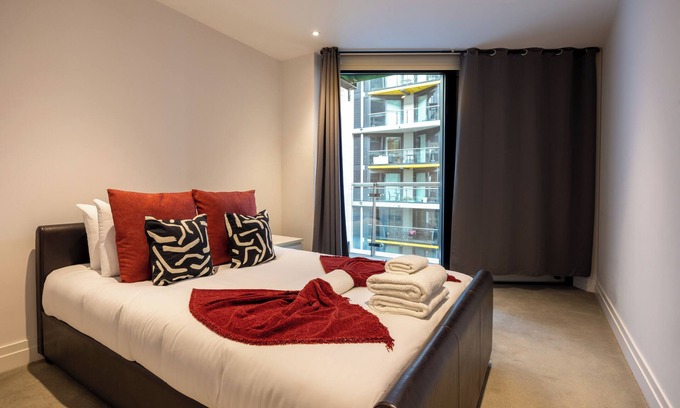Nine Elms Apartment | Modern 2BR Flat w/Balcony – Prime London Location