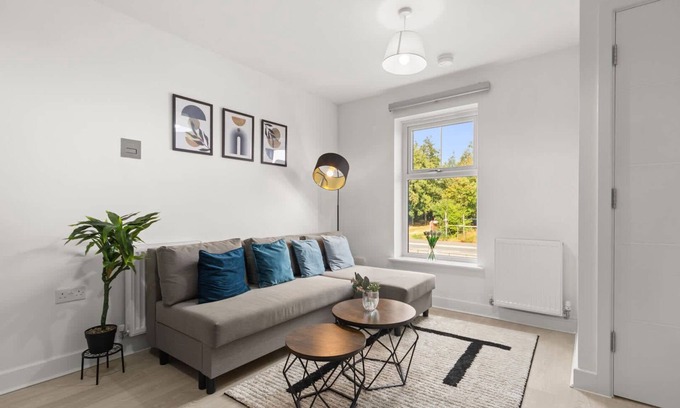 Killingbeck House | Modern 2BR Home Free Parking Ideal for Long Stays
