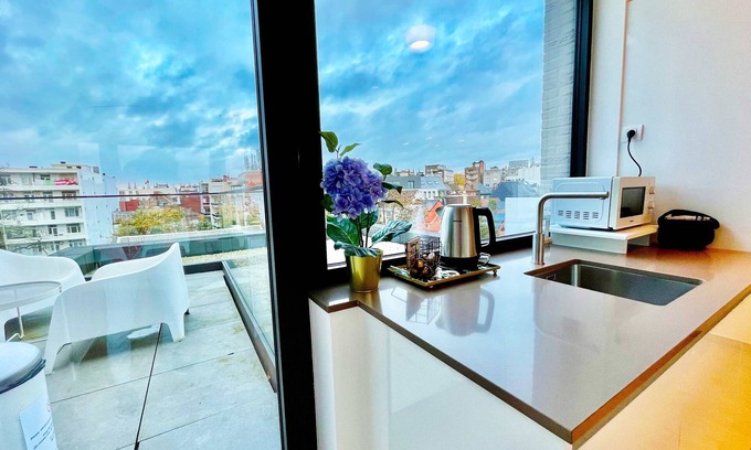Klein-Antwerpen Apartment | Modern 2BR Penthouse Near Diamond District by Oneluxstay