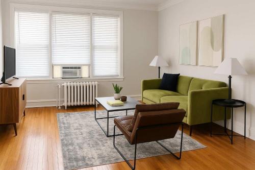 Boystown Apartment | Modern 2BR with Reliable Wi-Fi - Roscoe 30