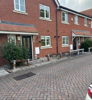 Basildon Apartment | Modern 3-Bed 3-Bath Home - Quiet Road - Parking For 2 Cars - LMV Property