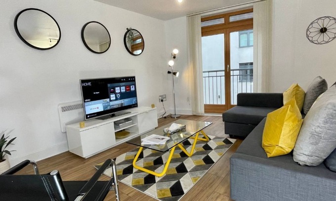 The Westside Apartment | Modern 3-Bed Flat in City Centre, Sleeps 8